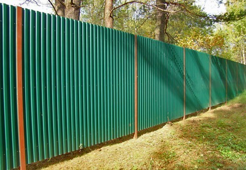 Из чего построить недорогой забор для дачи. Дешевый забор для дачи. Из чего дешевле сделать забор?29