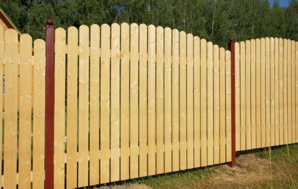 Из чего построить недорогой забор для дачи. Дешевый забор для дачи. Из чего дешевле сделать забор?38