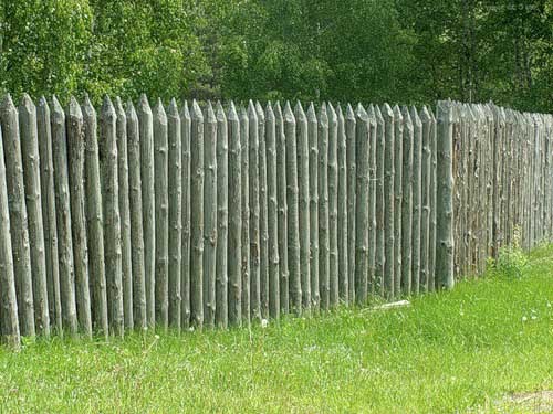 Из чего построить недорогой забор для дачи. Дешевый забор для дачи. Из чего дешевле сделать забор?1