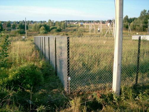 Из чего построить недорогой забор для дачи. Дешевый забор для дачи. Из чего дешевле сделать забор?20