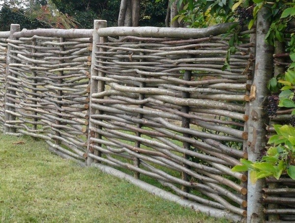 Из чего построить недорогой забор для дачи. Дешевый забор для дачи. Из чего дешевле сделать забор?43