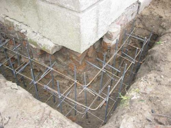 Как укрепить старый свайный фундамент. Как укрепить фундамент из бетона? Усиление фундамента с помощью установки свай.1